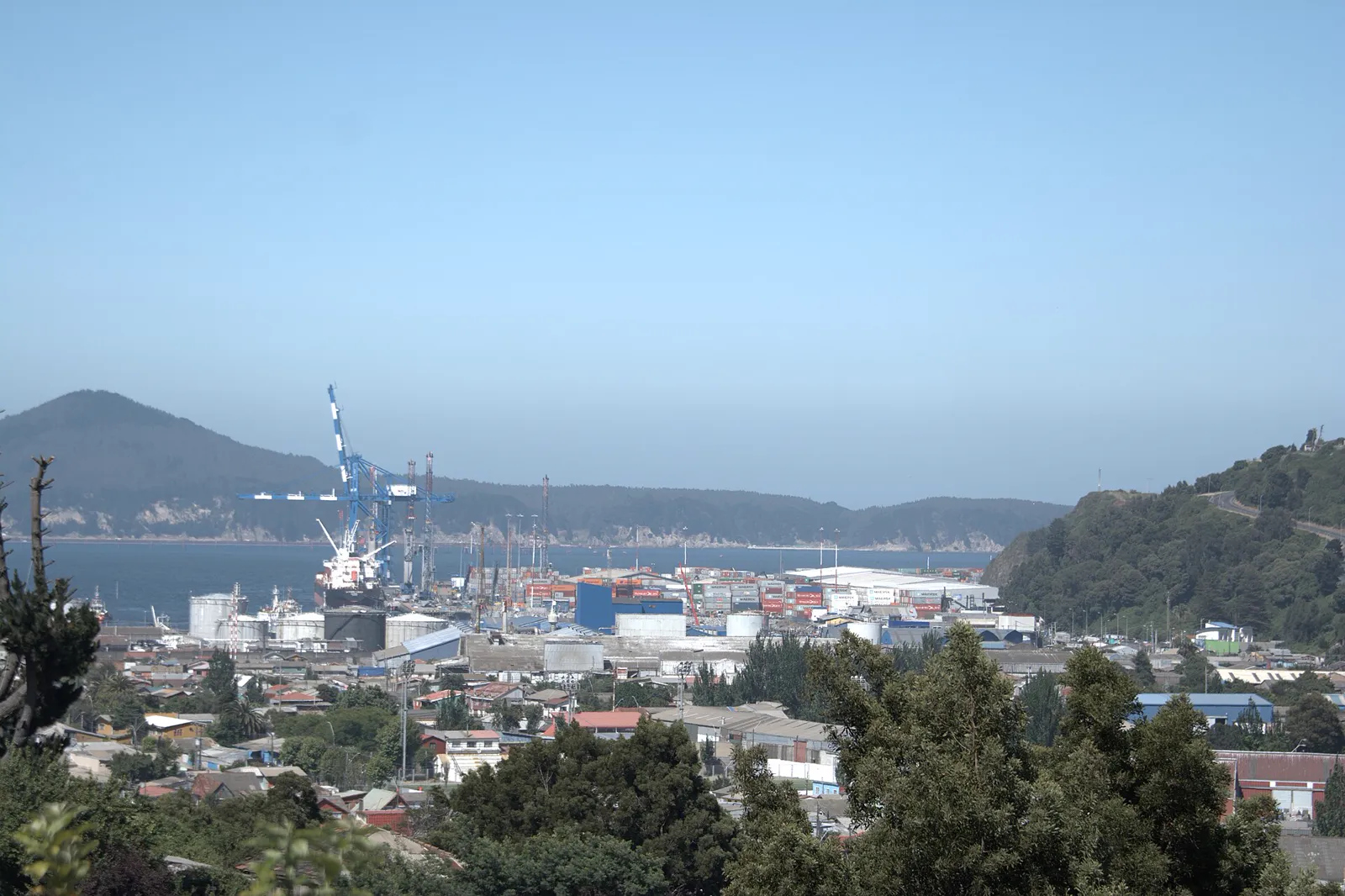 Bahía de Talcahuano: ciudad, puerto, borde costero y cerros.